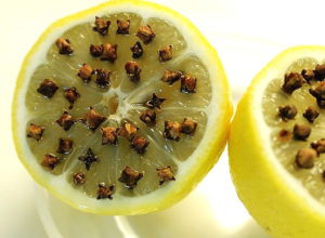 Лимона с гвоздикой очень боятся комары - это эффективное средство, но близкого действияя